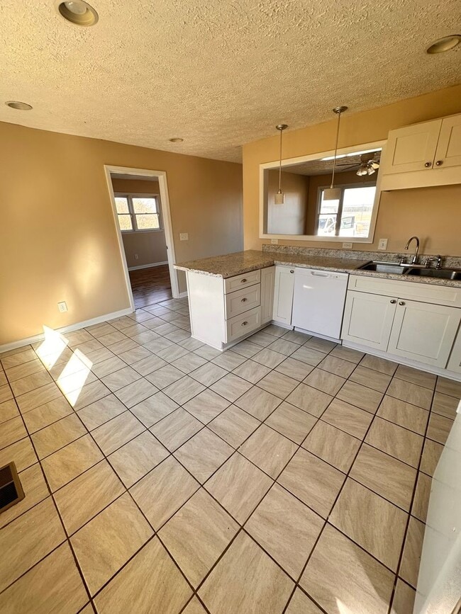 Building Photo - 505 Warren Rd NE