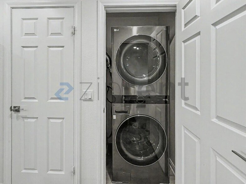 Building Photo - Unit