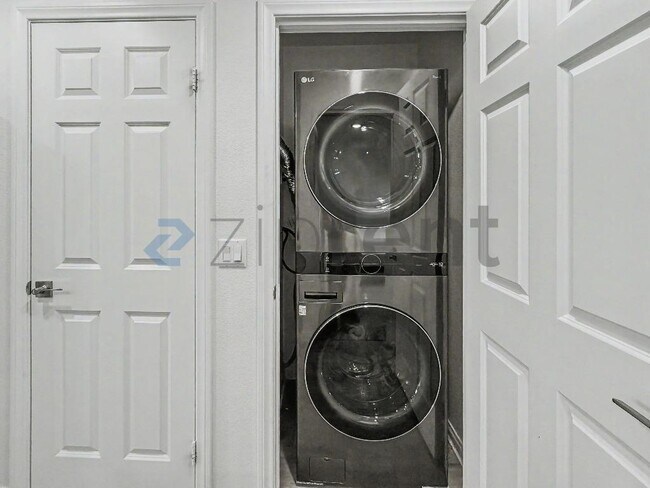 Building Photo - Unit