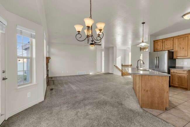 Building Photo - Charming Midway Home - Available Now!