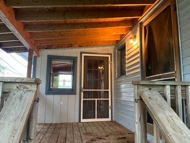 Building Photo - Charming 4 Bedroom 2 bath apartment near d...