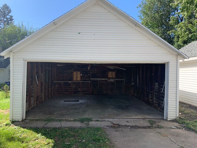 Building Photo - 4 BR/2 BATH HOUSE NEAR AUGUSTANA & USF W/ ...