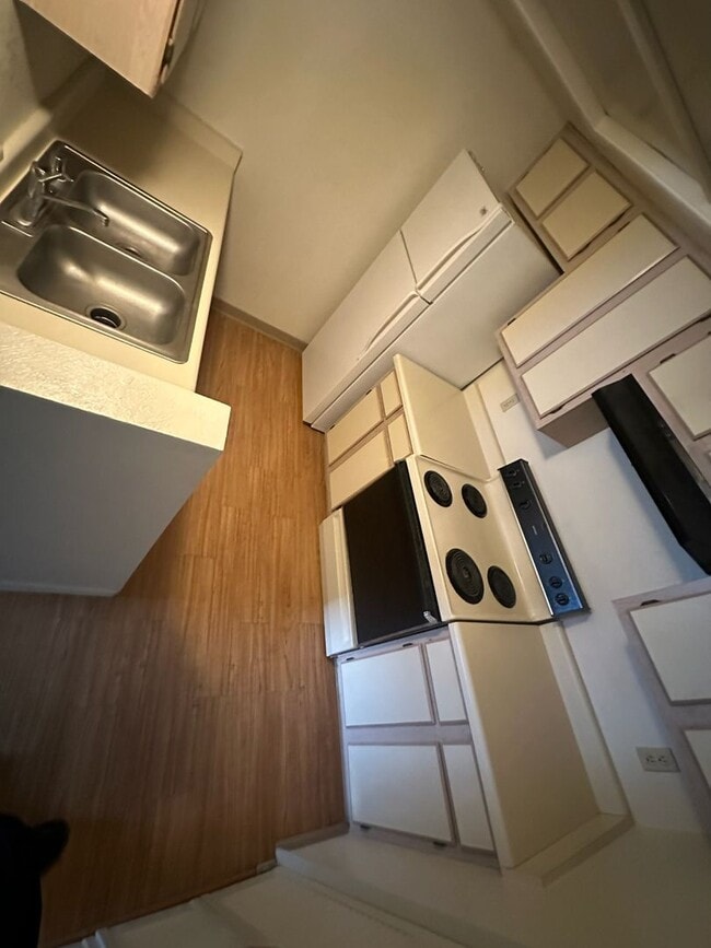 Building Photo - 3550 Bay Sands Dr