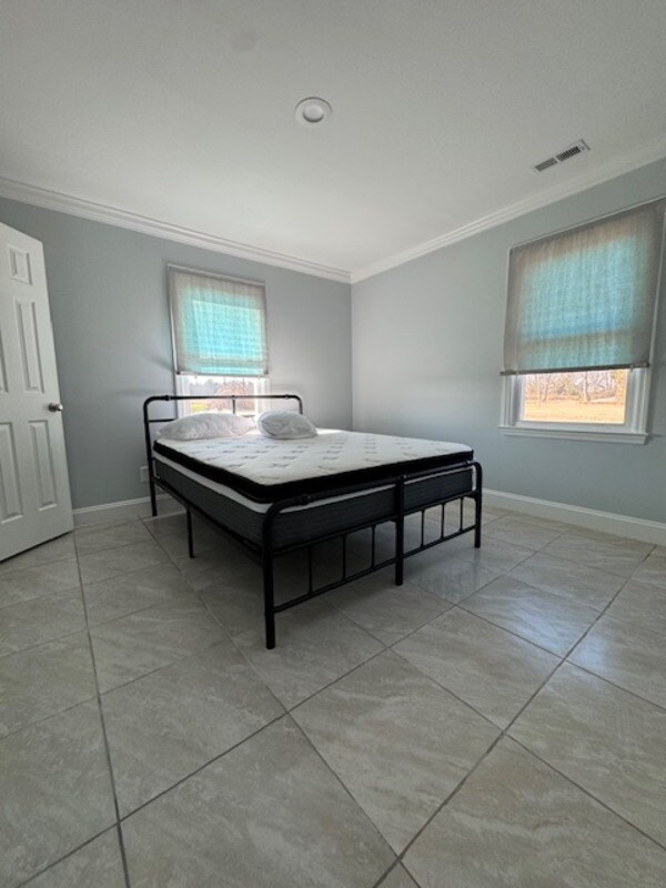 Building Photo - 584 Lakeview Rd