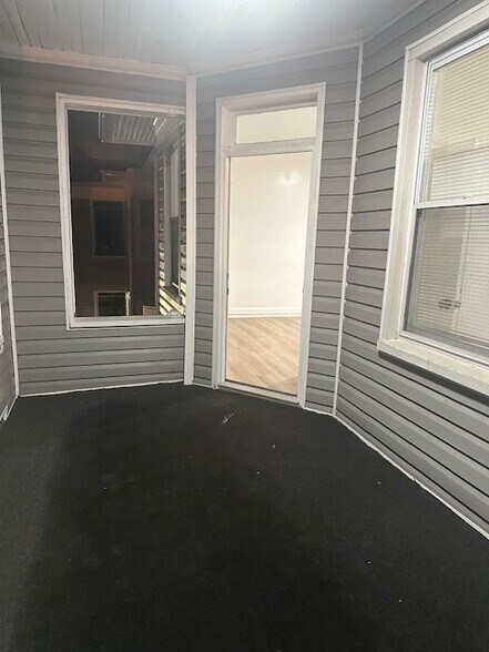 Building Photo - 2700 Roslyn Ave