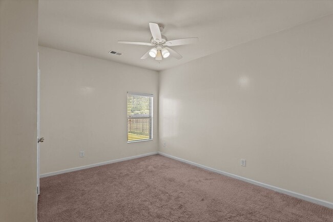 Building Photo - Great 5 Bedroom Home in Evans