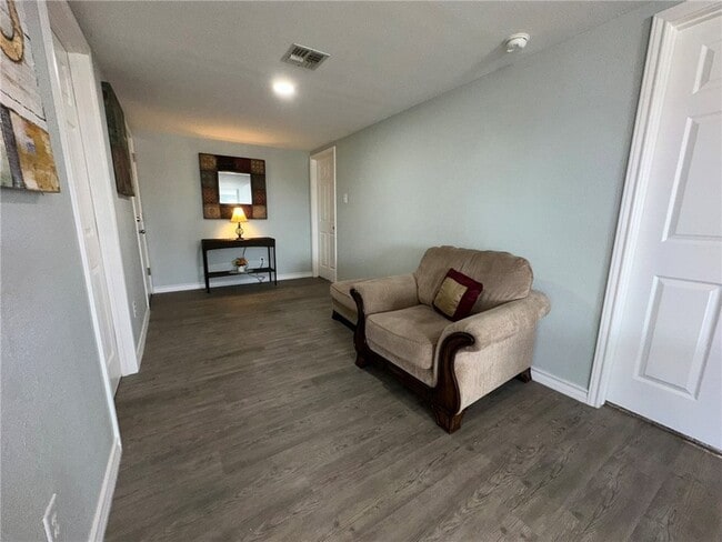 Building Photo - 201 Volpe Cir