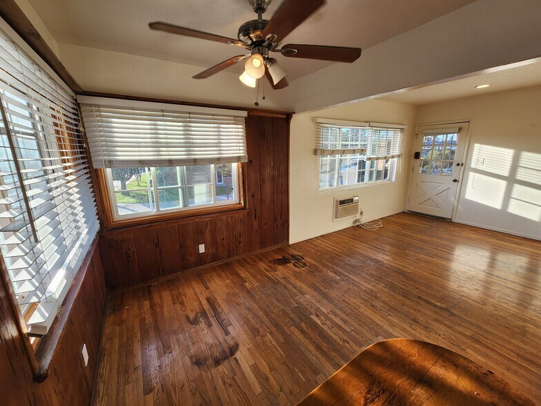 Building Photo - 14227 Moorpark St