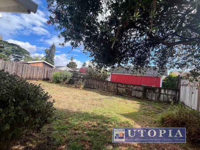 Building Photo - 2 Bed 1 Bath Single Family Home Right Next...