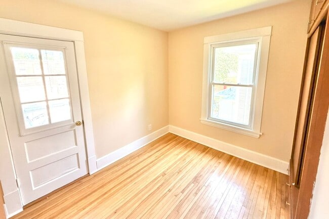 Building Photo - Renovated House for Rent!