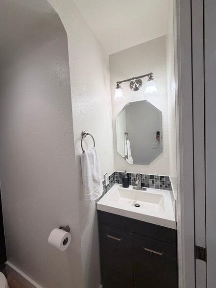 Powder Room - 10421 SE Liebe St