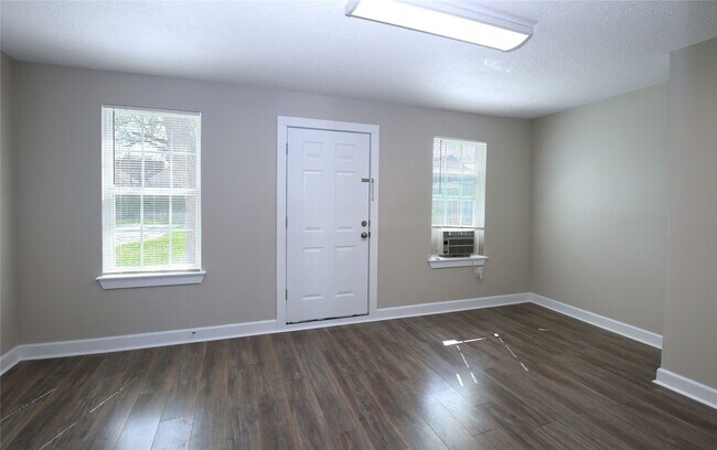 Building Photo - 5520 Lawson St