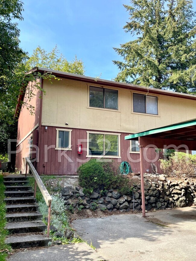 Building Photo - Remodeled 2 Bedroom Townhome!
