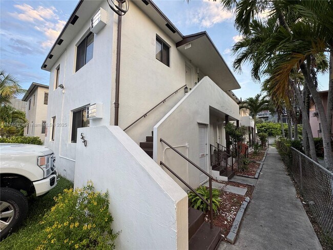 Building Photo - 550 SW 10th St