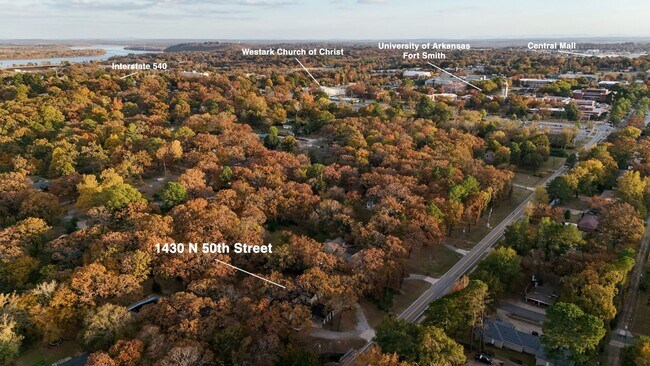 Building Photo - Gorgeous 5 bedroom, 2.5 bath House on a .88 Acre Lot in Fort Smith!