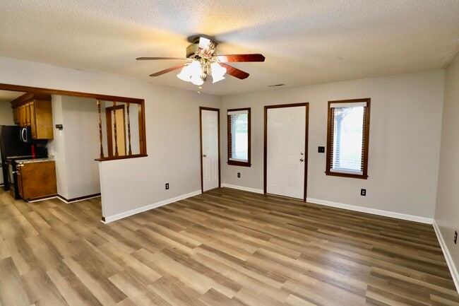 Building Photo - 806 Club Ln