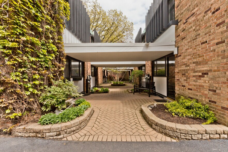 Building Photo - 588 W Hawthorn Pl
