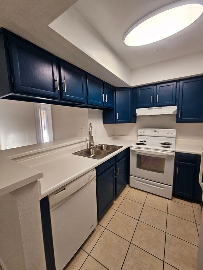 Building Photo - $500 Off First Month! 2 Bed 2 Bath Condo Near Dobson & University with In-Unit W/D