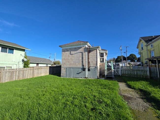Building Photo - 3BR Eureka home offers remodeled interior, large yard and outbuildings!