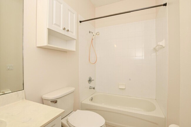 Building Photo - 649 NE Bent Paddle Ln