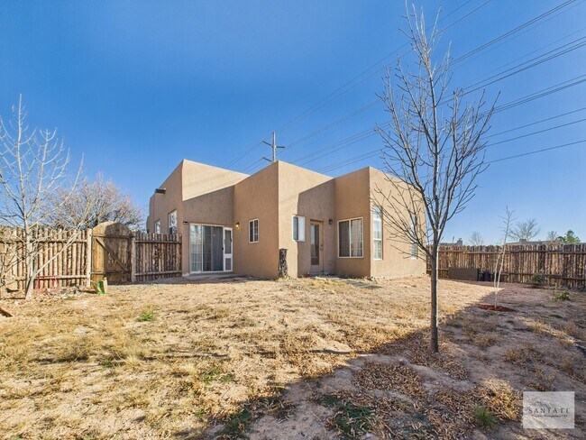 Building Photo - UNFURNISHED 3 Bedroom in Desirable Community