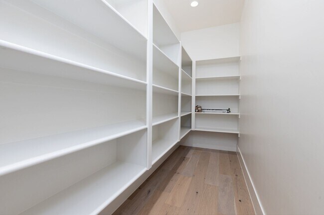 Building Photo - 6 bed / 4 bath / 3 car garage custom home in Pecan Valley