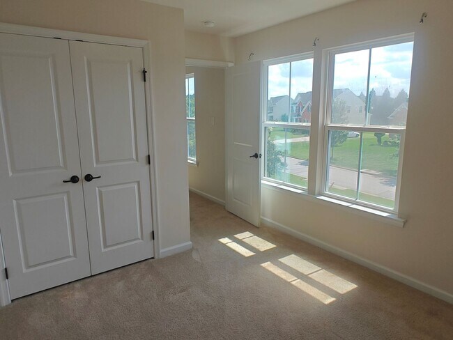 Building Photo - Large 4 bedroom home with recreational roo...