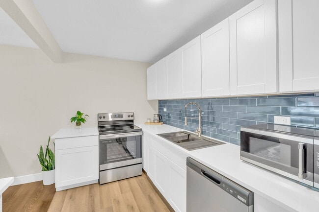 Building Photo - Fully Furnished Sunnyside Townhome | All-Inclusive | Flexible Stays