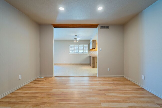 Building Photo - Move in Ready! 3 Bedrooms, 3 Bathrooms & P...