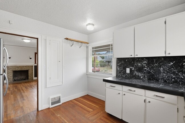 Building Photo - Charming Bungalow with Spacious Loft Suite and Large Backyard