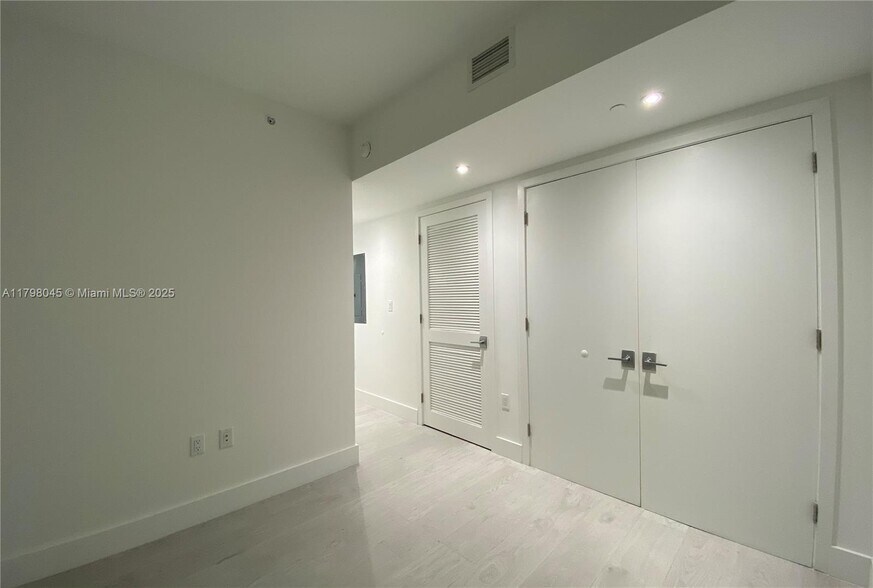 Building Photo - 10201 E Bay Harbor Dr