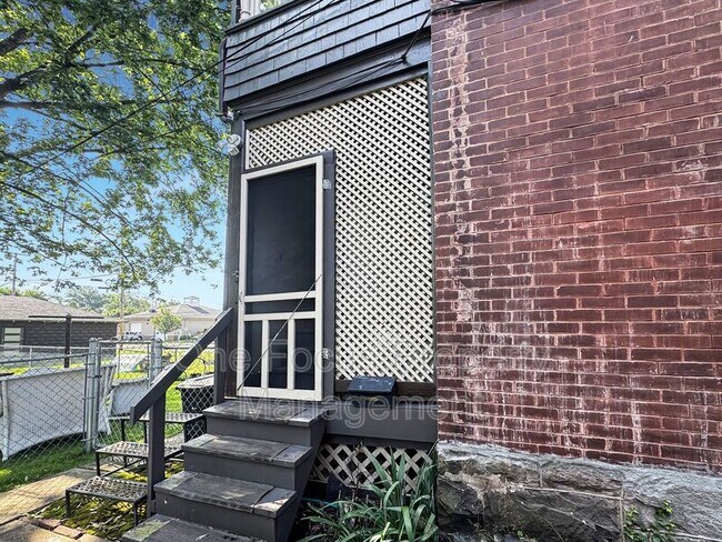 Building Photo - 1002 Walnut St