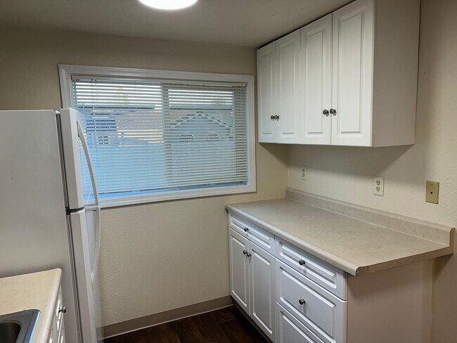 Building Photo - Updated 2 bedroom, 1 bath house in Springfield!