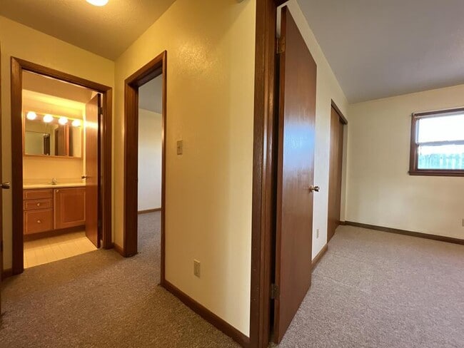 Building Photo - 480 5th Ave