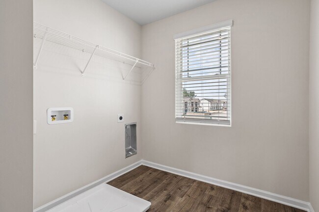 Building Photo - 3 Bd 2.5 Ba end unit townhouse