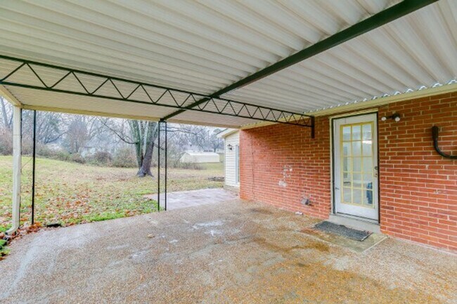 Building Photo - Beautiful Donelson Home in Great Location ...