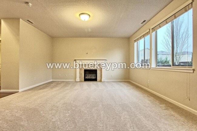 Building Photo - 3 Bed, 2.5 Bath Luxury Home in Ridgefield