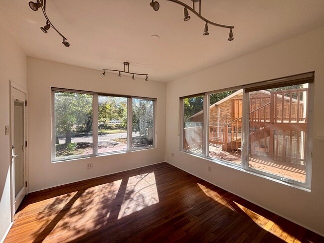 Building Photo - Hemphill Park Gem! 4 Bed/2.5 Bath - Availa...