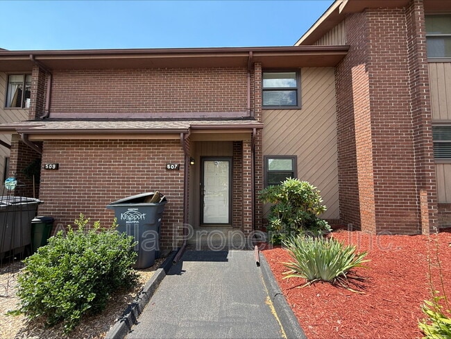 Primary Photo - 507 Manor Dr