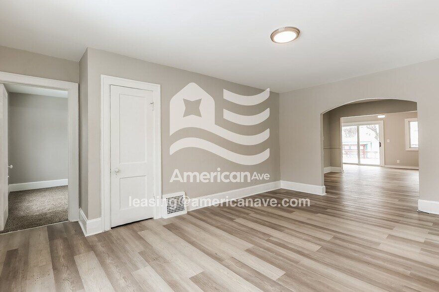 Building Photo - 922 Edgewood Dr