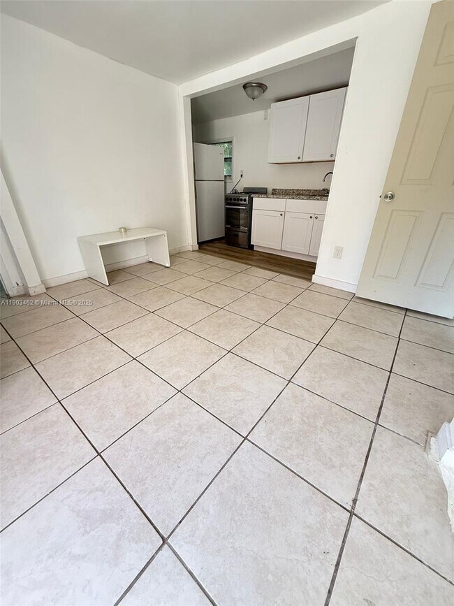 Building Photo - 11452 Peachtree Dr