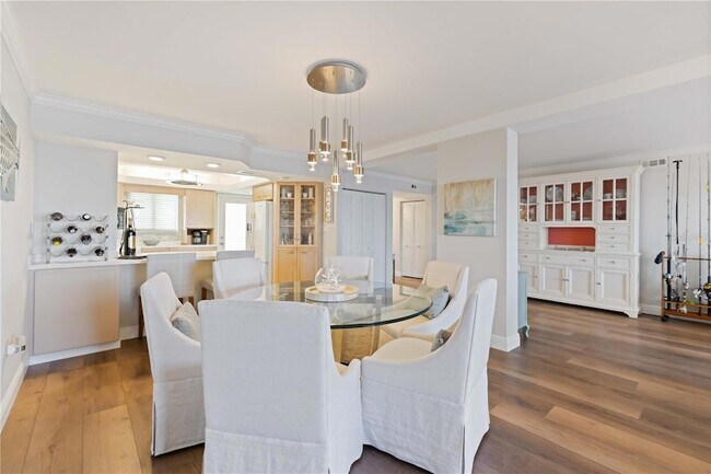 Building Photo - 1500 Park Beach Cir