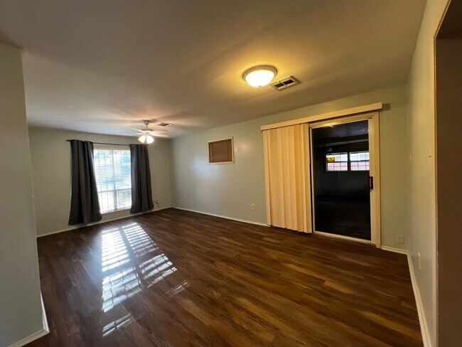 Building Photo - 3 Bedroom, 1.5 Bathroom, Brick Home with large yard, and garage