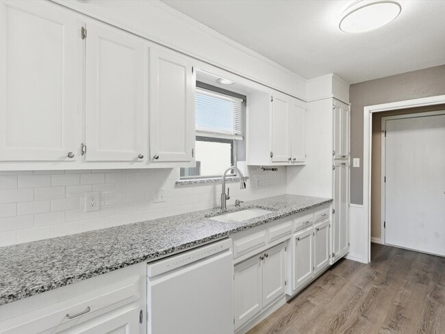 Building Photo - 8432 Glenann Dr