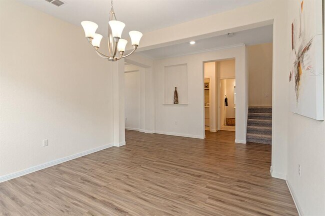 Building Photo - 607 Allende Bend