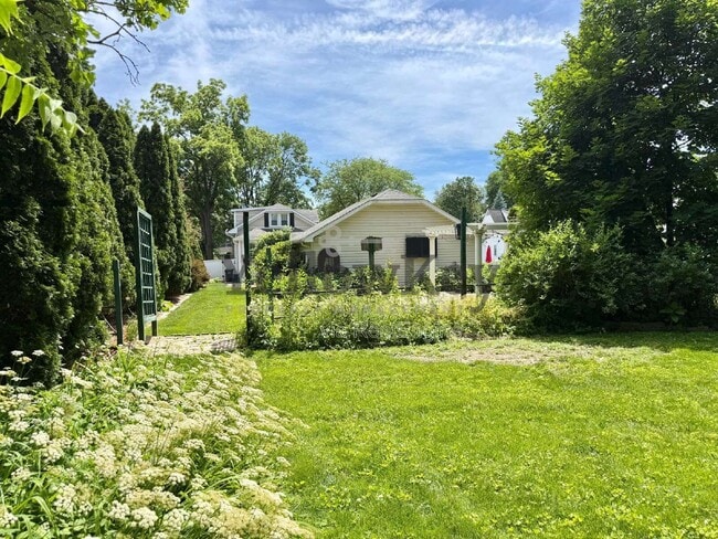 Building Photo - 376 Hill Ave