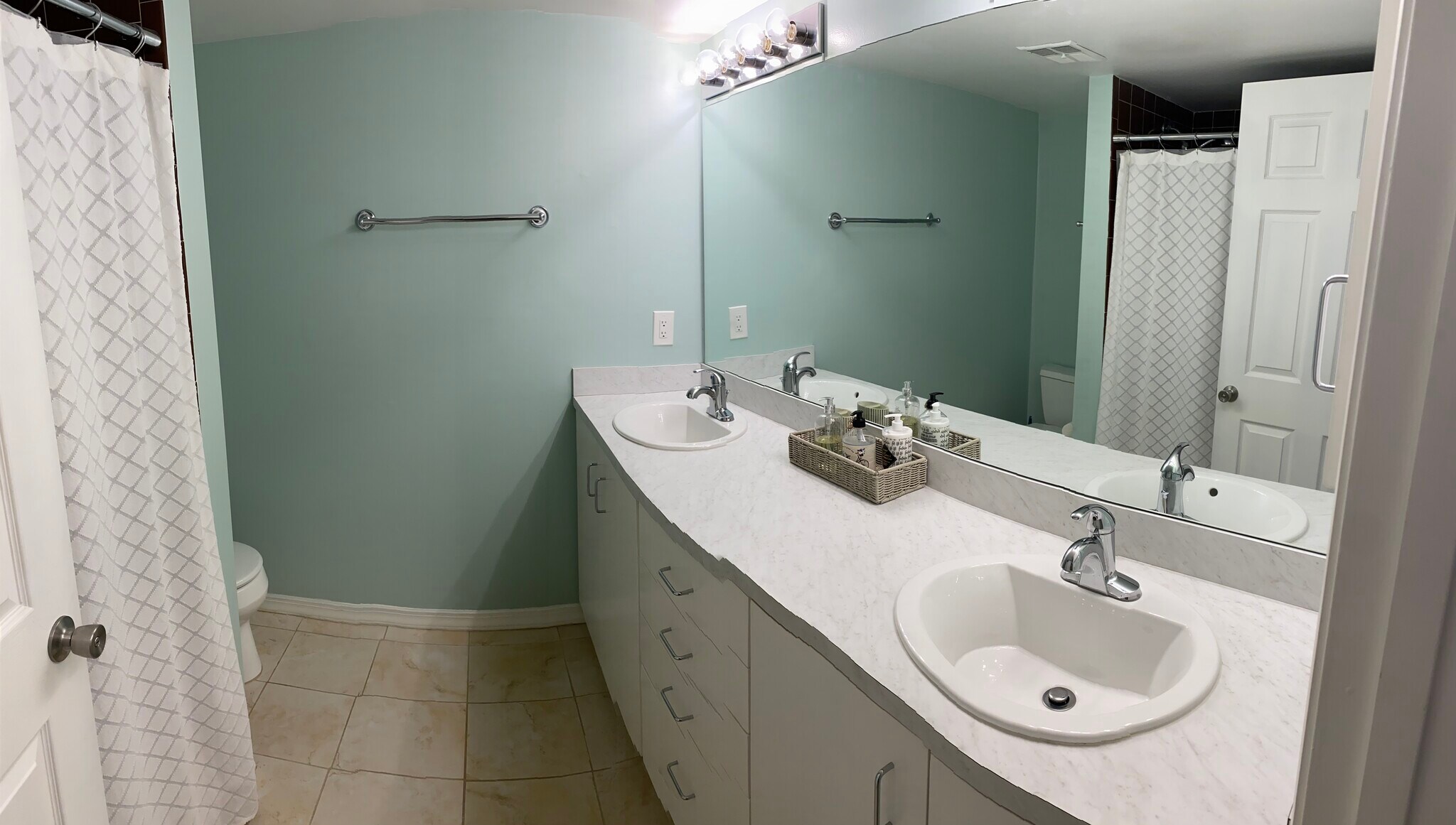 Building Photo - 4863 Independence Dr