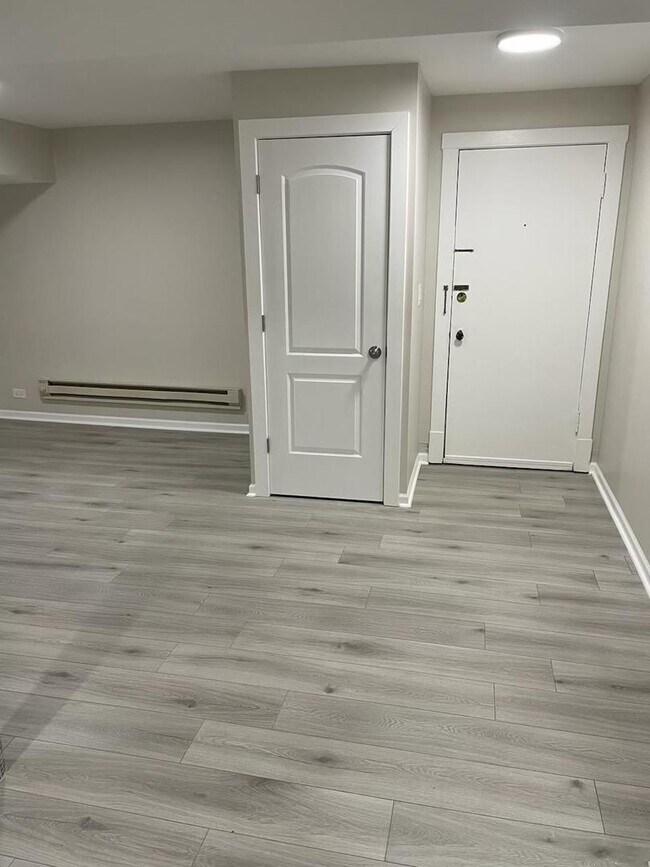 Building Photo - 1303 W Cornelia Ave