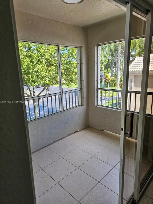 Building Photo - 2811 N Oakland Forest Dr
