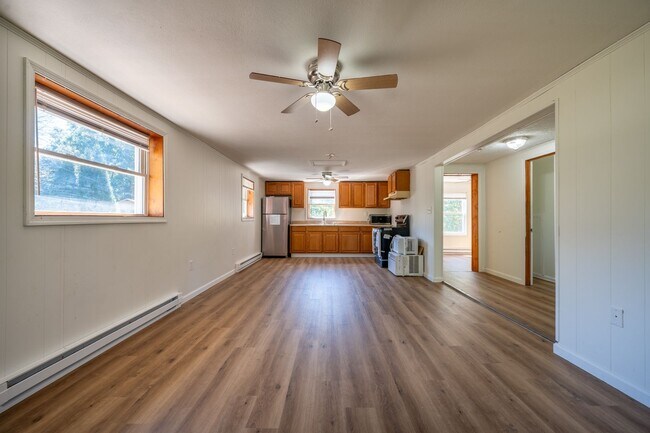 Building Photo - Updated 2 bedroom 1 bath in Fairlawn VA